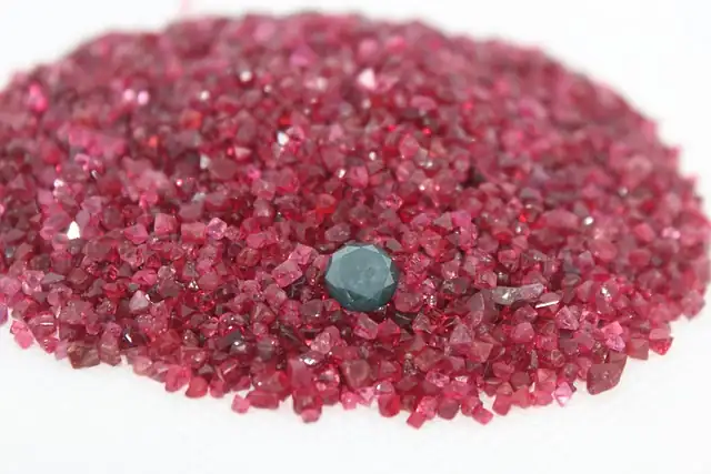 Lot of Garnet in commercial presentation Lot of Garnet in commercial presentation